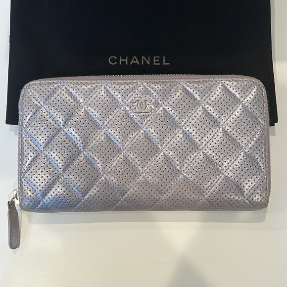 🔥RARE CHANEL IRIDESCENT SILVERY/PURPLE ZIP AROUND WALLET FULL INCLUSION 🔥 - Picture 3 of 16